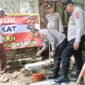 Kapolresta Tangerang Kombes Pol Baktiar Joko Mujiono, S.I.K, M.M, melaksanakan kegiatan bakti sosial dengan melakukan peletakan batu pertama dalam rangka bedah rumah milik Ibu Sariah. Rumah tersebut berlokasi di Kp. Sondol Rt. 10/03 Desa Kemuning, Kecamatan Kresek, Kabupaten Tangerang.(foto:istimewa)
