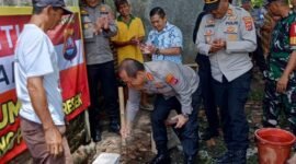 AKP. A Suryadi Kapolsek Kresek mendampingi Kapolresta Tangerang dalam giat bakti sosial dalam peletakan batu pertama bedah rumah Ibu Sariah di Desa Kemuning Kecamatan Kresek (foto:istimewa/Lx)