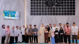 Menteri Pariwisata, Sekretaris Kementerian Pariwisata, Bayu Aji, para pejabat eselon I dan II di lingkungan Kementerian Pariwisata, Ketua Pembina Rohani Islam, Reza Pahlevi; Ketua Dewan Kemakmuran Masjid Rihlatul Jannah, Djoko Waluyo; dan Ketua Dharma Wanita Persatuan Kementerian Pariwisata, Loura Fransiskus Teguh.