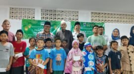 Dewan Kota Jakarta Utara, Hendriansyah Lubis saat berikan santunan yatim piatu di Masjid Jami Al-Amin. (Foto: Ifakta.co).