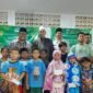Dewan Kota Jakarta Utara, Hendriansyah Lubis saat berikan santunan yatim piatu di Masjid Jami Al-Amin. (Foto: Ifakta.co).