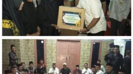 camat kemiri Hendarto S.STP. M.Si nampak memberikan bingkisan dan santunan di kampung santri desa kemiri kecamatan Kemiri (foto:Ekslusif/Alex)