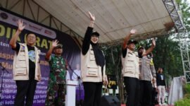Bupati Moch. Maesyal Rasyid dan Wakil Bupati Tangerang Intan Nurul Hikmah secara resmi melepas keberangkatan peserta mudik gratis tahun 2025 yang diselenggarakan oleh Pemerintah Kabupaten Tangerang. Acara pelepasan ini berlangsung di kawasan Pusat Pemerintahan Kabupaten (Puspemkab) Tangerang, (foto:istimewa/Alex)