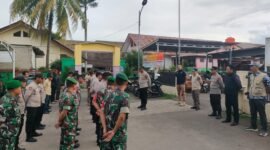 AKP A. Suryadi Kapolsek Kresek memimpin apel gabungan tiga pilar yang bertempat dikantor halaman Mapolsek kresek  jelang malam takbir dalam menjaga situasi Kamtibmas di malam takbir idul Fitri (foto:istimewa)