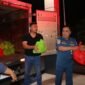 Pegawai PT. KCN tengah membagikan bantuan sosial ke korban banjir Bekasi (Foto: Dok KCN/ifakta.co)