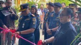 Kepala Kantor Kesyahbandaran dan Otoritas Pelabuhan (KSOP) Utama Tanjung Priok, M. Takwim Masuku dan General Manager Pelindo Regional 2 Tanjung Priok, Adi Sugiri saat prosesi penguntingan pita posko terpadu. (Foto: Ifakta.co/Za).