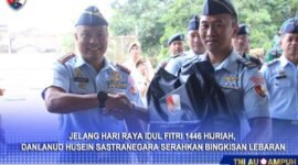 Komandan Lanud Husein Sastranegara, Kolonel Pnb Alfian, S.E., M.Han., secara simbolis menyerahkan langsung bingkisan Lebaran kepada personel, Pegawai Negeri Sipil (PNS), dan tenaga honorer bertempat di depan Masjid Al Mu'minun.