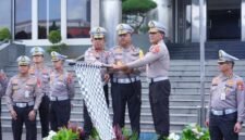 Kakorlantas Polri Irjen Pol Drs. Agus Suryonugroho S.H, M.Hum melepas tim Perwira Pengamat Wilayah (Pamatwil) Operasi Ketupat 2025 dalam mengamankan arus mudik dan balik Lebaran.