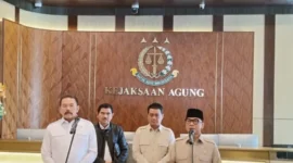 Menteri Desa dan Pembangunan Daerah Tertinggal (Mendes PDT) Yandri Susanto bersama Wakil Mendes PDT Ahmad Riza Patria saat melaporkan ke Jaksa Agung,ST Burhanuddin terkait adanya dugaan penyimpangan dana desa. (Foto: Istimewa).