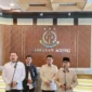 Menteri Desa dan Pembangunan Daerah Tertinggal (Mendes PDT) Yandri Susanto bersama Wakil Mendes PDT Ahmad Riza Patria saat melaporkan ke Jaksa Agung,ST Burhanuddin terkait adanya dugaan penyimpangan dana desa. (Foto: Istimewa).