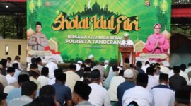 Kapolresta Tangerang kombes Pol Baktiar Mujiono, bersama keluarga besar personel polresta Tangerang melaksanakan sholat idul Fitri dilapangan satlantas Mapolresta tangerang (foto:istimewa)