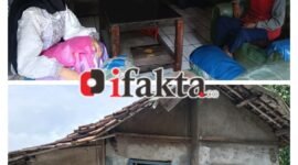 Keadaan rumah Ibu Siti Samsiah warga desa Kedung kecamatan gunung Kaler sangat memprihatin saat dikunjungi relawan ALMATAR (foto:ifakta.co)