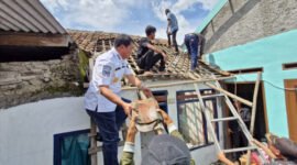 Bupati Tangerang Moch Maesyal Rasyid membantu renovasi rumah tidak layak huni milik ibu Asmunah (60), warga Kampung Kayu Bongkok, RT 007, RW 001, Desa Kayu Bongkok, Kecamatan Sepatan,(foto:istimewa)