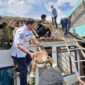 Bupati Tangerang Moch Maesyal Rasyid membantu renovasi rumah tidak layak huni milik ibu Asmunah (60), warga Kampung Kayu Bongkok, RT 007, RW 001, Desa Kayu Bongkok, Kecamatan Sepatan,(foto:istimewa)