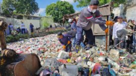 Bupati Tangerang Moch. Maesyal Rasyid terjun langsung membersihkan tumpukan sampah di Sungai Golden (anak Sungai Cisadane) yang membentang diantara dua desa yaitu Desa Pangkalan dan Desa Kampung Melayu Barat Kecamatan Teluknaga, Kabupaten Tangerang.(foto:istimewa)