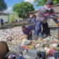Bupati Tangerang Moch. Maesyal Rasyid terjun langsung membersihkan tumpukan sampah di Sungai Golden (anak Sungai Cisadane) yang membentang diantara dua desa yaitu Desa Pangkalan dan Desa Kampung Melayu Barat Kecamatan Teluknaga, Kabupaten Tangerang.(foto:istimewa)