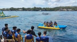 Keseruan rangkaian aktivitas air yang seru pada puncak ulang tahun yang ke 32 American Pilo Bali di Kapal Pesiar Bounty Cruise, Minggu (13/4/2025). (Foto: ifakta.co).