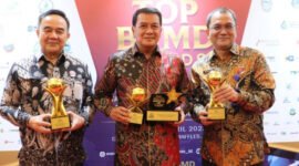 Bupati Tangerang, Moch. Maesyal Rasyid, menerima penghargaan bergengsi Top Pembina BUMD 2025 dalam ajang TOP BUMD Awards 2025 yang diselenggarakan di Raffles Hotel Jakarta.(foto:istimewa)