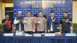 Bikin resah warga, mata elang ditangkap polisi pasar Kemis (foto:istimewa) 