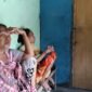 Warga meratap kesedihan suasana idul Fitri berharap adanya ukuran tangan dari pemerintah demi kehidupan sehari hari dan tak kuat adanya sakit yang dideritanya (foto:ifakta.co)