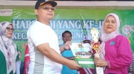 Deni sekcam gunung Kaler berikan piala dan hadiah  kepada istri kepala desa Rancagede dalam meriah juara pertama lomba paduan suara (foto:ifakta.co/Alex)