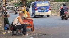 Warga pedagang pil koplo sedang menunggu pembeli (Foto: Ist/ifakta)