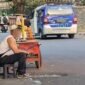 Warga pedagang pil koplo sedang menunggu pembeli (Foto: Ist/ifakta)
