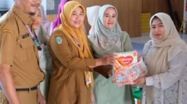 Secara simbolis kasi pemberdayaan kecamatan kresek menyerahkan bantuan pemberi makanan tambahan (PMT) untuk balita shunting kepada ketua TP PKK desa Se-kecamatan kresek (foto:istimewa)