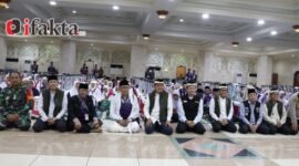 Bupati Tangerang Moch Maesyal Rasyid melepas jamaah Calon Haji Kloter 05 JKG, asal Kabupaten Tangerang Tahun 2025 di Masjid Agung Al-Amjad Puspemkab Tigaraksa (foto:istimewa)