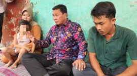 Bupati Tangerang, Moch. Maesyal Rasyid, mengunjungi SM, anak berusia 4 tahun yang menderita retinoblastoma (kanker mata) di Desa Pagenjahan, Kecamatan Kronjo (foto:istimewa)