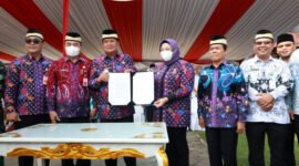 Pemerintah Kabupaten (Pemkab) Tangerang mencanangkan program sekolah gratis untuk tingkat SD dan SMP swasta secara bertahap. Pencanangan tersebut ditandai dengan penekanan tombol sirine oleh Bupati Bupati Tangerang bersama Wakil Bupati, Sekretaris Daerah, Kadis Pendidikan, perwakilan PGRI, Dewan Pedidikan, DPRD dan perwakilan unsur Forkopimda,(foto:istimewa)