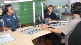 Kasat reskrim Polresta Tangerang Kompol Arief N.Yusuf melaksanakan talk show dalam rangka sosialisasi operasi pekat maung 2025 melalui saran radio tangerang gemilang (foto:istimewa)