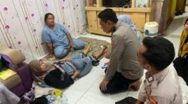 Kapolsek kronjo bersama jajaran anggota d
yang didampingi sekdes Pagenjahan takziyah kerumah Almarhum ananda Raffasta Al Fariq, korban kecelakaan lalu lintas (foto:istimewa)