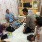 Kapolsek kronjo bersama jajaran anggota d
yang didampingi sekdes Pagenjahan takziyah kerumah Almarhum ananda Raffasta Al Fariq, korban kecelakaan lalu lintas (foto:istimewa)