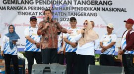 Bupati Tangerang Maesyal Rasyid menghadiri rangkaian kegiatan memperingati HARDIKNAS tingkat Kabupaten Tangerang yang diikuti seluruh guru Paud/TK, SD dan SMP Negeri dan Swasta.(foto;/diskominfo)