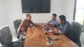 Sekertaris Desa Tamiang Agus sambut hangat kehadiran pengurus Kelompok Kerja (Pokja) wartawan Gunung Kaler Kabupaten Tangerang dalam rangka Audiensi (foto:ifakta/Alex)