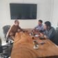 Sekertaris Desa Tamiang Agus sambut hangat kehadiran pengurus Kelompok Kerja (Pokja) wartawan Gunung Kaler Kabupaten Tangerang dalam rangka Audiensi (foto:ifakta/Alex)