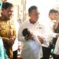 Bupati Tangerang, Moch. Maesyal Rasyid, mendampingi Menteri Kependudukan dan Pembangunan Keluarga/Badan Kependudukan dan Keluarga Berencana Nasional (BKKBN), Dr. H. Wihaji, S.Ag., M.Pd meninjau Sentra Pelayanan Program Gizi (SPPG) dan penyerahan bantuan makanan bergizi gratis (MBG) untuk ibu hamil, ibu menyusui, dan balita non-PAUD di Tigaraksa, (foto:istimewa)