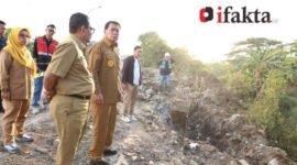 Bupati Tangerang Moch Maesyal Rasyid meninjau lokasi perbaikan Jalan Jati Gintung–Cituis Kecamatan Sukadiri, Senin (5/5/25). Bupati didampingi Kepala Dinas Bina Marga dan Sumber Daya Air Kabupaten Tangerang, Iwan Firmansyah beserta jajaran.(foto:istimewa)