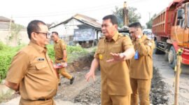 Bupati Tangerang Moch Maesyal Rasyid didampingi Kepala Dinas Bina Marga dan Sumber Daya Air (SDA) Iwan Firmansyah dan Camat Cisoka meninjau proses perbaikan Jalan Cangkudu–Cisoka (foto:istimewa/Alex)