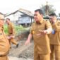 Bupati Tangerang Moch Maesyal Rasyid didampingi Kepala Dinas Bina Marga dan Sumber Daya Air (SDA) Iwan Firmansyah dan Camat Cisoka meninjau proses perbaikan Jalan Cangkudu–Cisoka (foto:istimewa/Alex)