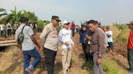 Kapolsek Kresek AKP A.Suryadi mengungkapkan bahwa kehadiran polisi ditengah aksi merupakan bentuk upaya untuk memastikan agar kegiatan tetap berjalan aman  (foto:istimewa)