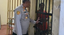 Kapolsek Kresek, AKP A. Suryadi, melaksanakan pengecekan rutin terhadap kondisi tahanan di Mapolsek Kresek Polresta Tangerang,(foto:istimewa)