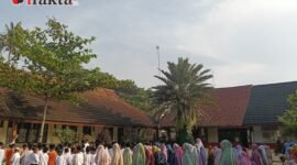 Siswa siswi SD Negeri Sidoko 1 belajar sholat berjamaah setia hati Jumat (foto:ifakta.co/Alex)