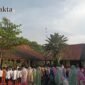 Siswa siswi SD Negeri Sidoko 1 belajar sholat berjamaah setia hati Jumat (foto:ifakta.co/Alex)