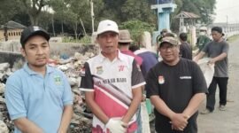 Kepala desa mekar baru kecamatan mekar baru pimpin aksi bersih bersih peduli lingkungan Jumat bersih (foto:ifakta.co/Alex)