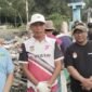 Kepala desa mekar baru kecamatan mekar baru pimpin aksi bersih bersih peduli lingkungan Jumat bersih (foto:ifakta.co/Alex)