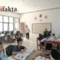 Kepala sekolah SD Negeri Sidoko 1 mengecek siswa yang sedang belajar usai ruang kelasnya direhab belajar anak didik jadi nyaman (foto:ifakta.co/Alex)