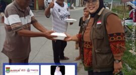 Jumat berkah Tim intan nurul hikmah wakil bupati Tangerang Dede Komariyah berbagi makanan kepada warga (foto:istimewa)