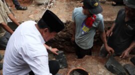 Bupati Tangerang Moch Maesyal Rasyid melakukan peletakan batu pertama pembangunan Masjid Al Muawanah di Desa Jeungjing, Kecamatan Cisoka (foto:istimewa)